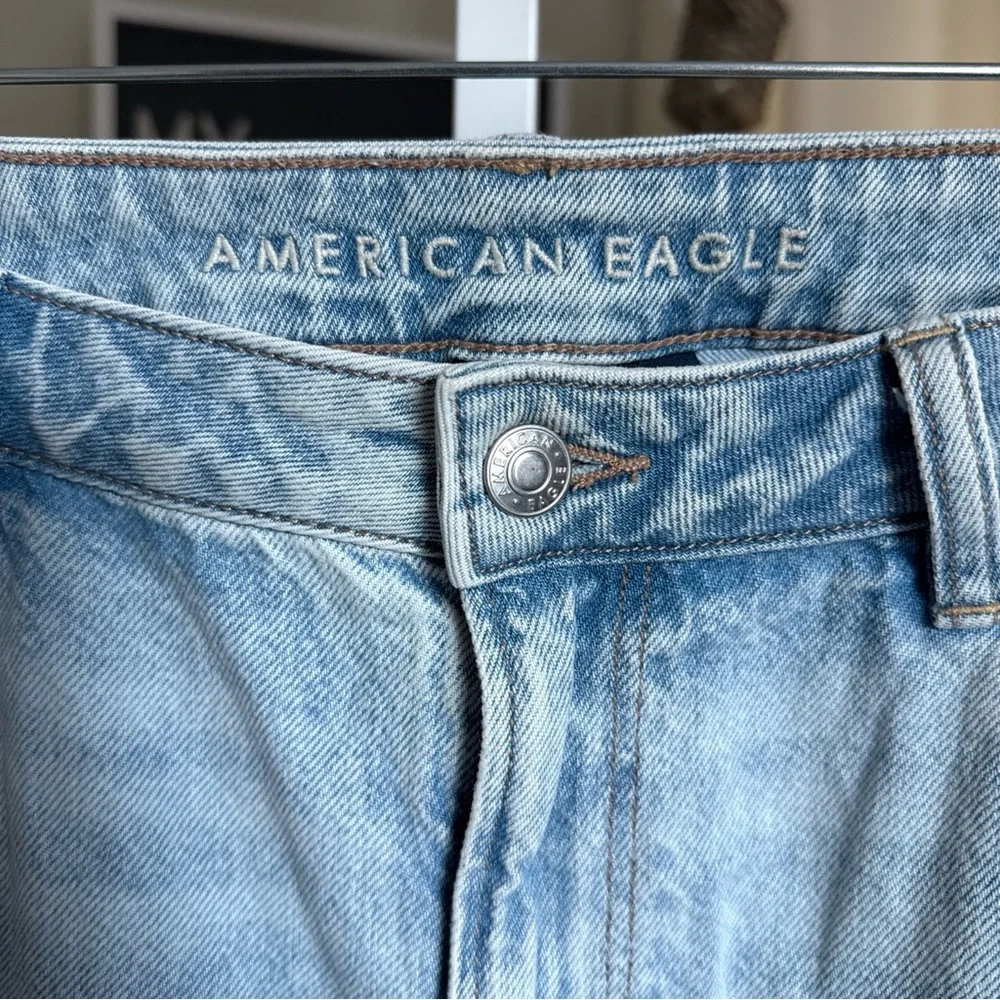 American Eagle Women’s Strigid Mom Light Blue Jeans Size 12 XShort - Picture 4 of 10